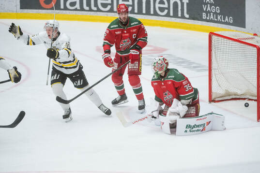 AIKs Viggo Gustafsson jublar och Modos David Rundblad och