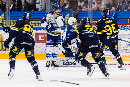 Leksands Olle Strandell och målvakt Filip Larsson deppar