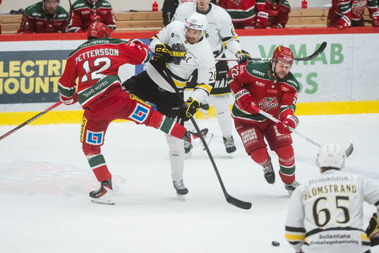 Modos Oscar Pettersson med Måns Carlsson och AIKs Oscar