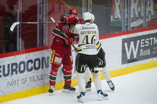 Modos Emil Larsson bråkar med AIKs Viggo Gustafsson och