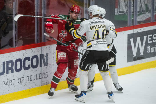 Modos Emil Larsson bråkar med AIKs Viggo Gustafsson och