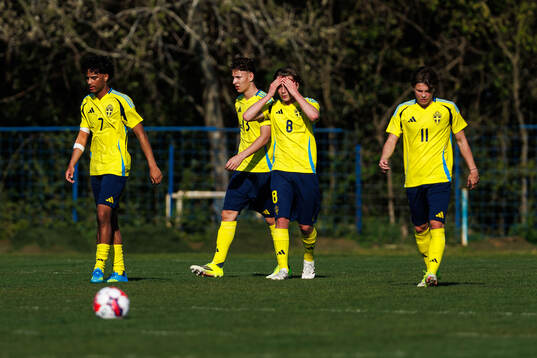 Players of Sweden looks dejected