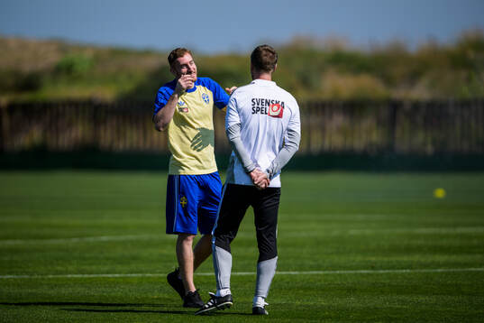 Injured player Dejan Kulusevski and head coach Graham