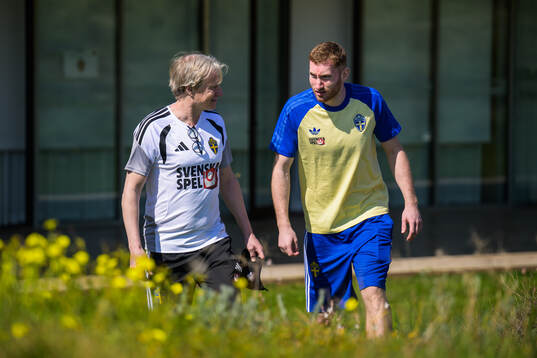 Team manager Stefan Pettersson and injured player Dejan