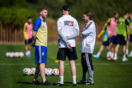 Injured player Dejan Kulusevski and assistant coaches
