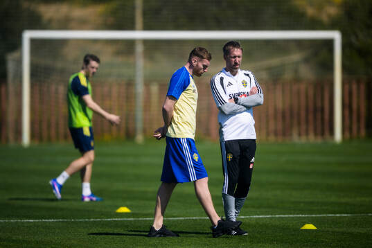Injured player Dejan Kulusevski and head coach Graham