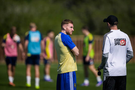 Injured player Dejan Kulusevski and assistant coach Andreas