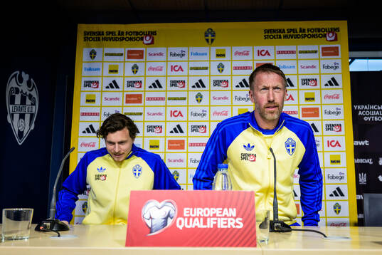 Victor Nilsson Lindelöf and head coach Graham Potter of