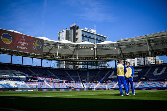 Head coach Graham Potter and Victor Nilsson Lindelöf of