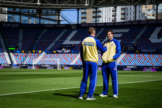 Head coach Graham Potter and Victor Nilsson Lindelöf of