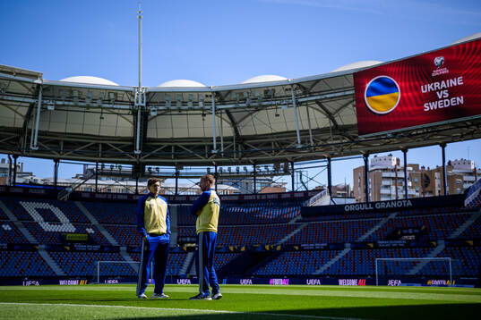 Victor Nilsson Lindelöf and head coach Graham Potter of