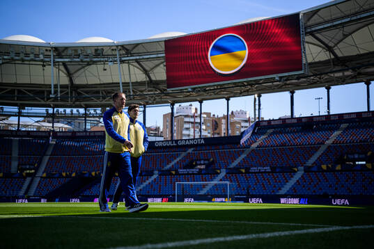 Head coach Graham Potter and Victor Nilsson Lindelöf of