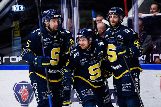 Södertäljes Henrik Eriksson jubla med Jonas Ahnelöv och