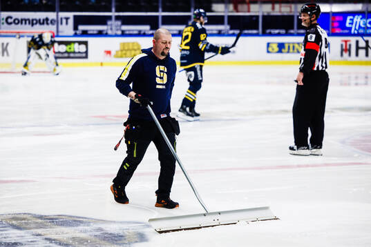 Personal skrapar isen