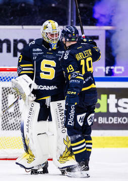 Södertäljes målvakt Love Härenstam och Hampus Harlestam