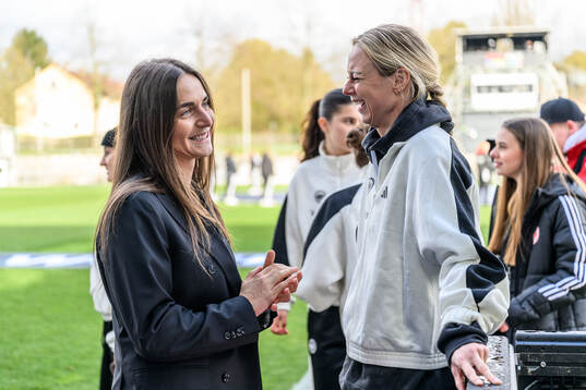 coach Elena Sadiku of Häcken and Amanda Ilestedt of