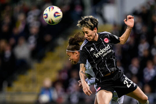 Felicia Schröder of Häcken and Sara Doorsoun of Eintracht