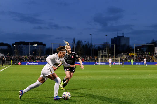 Felicia Schröder of Häcken and Nina Luhrben of Eintracht