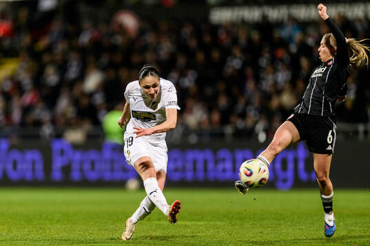Nesrin Akgun of Häcken and Elisa Senb of Eintracht