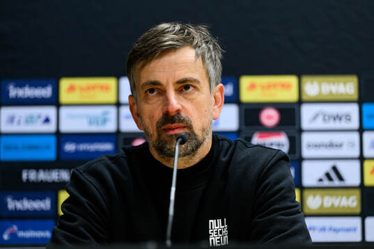 Coach Nikolaos Arnautis of Eintracht Frankfurt