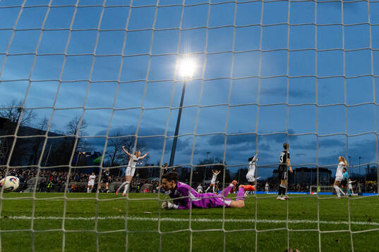Goalkeeper Lina Altenburg of Eintracht Frankfurt looks