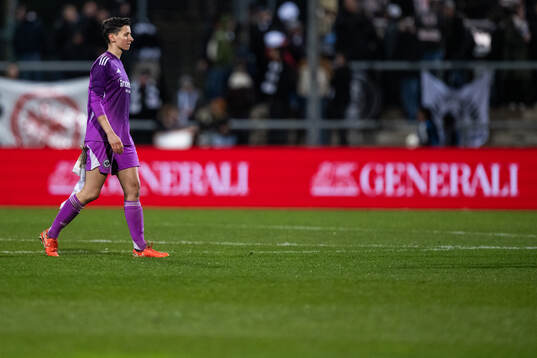 Goalkeeper Lina Altenburg of Eintracht Frankfurt looks