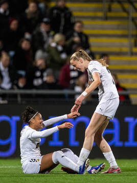 Felicia Schröder and Thelma Palmadottir of Häcken