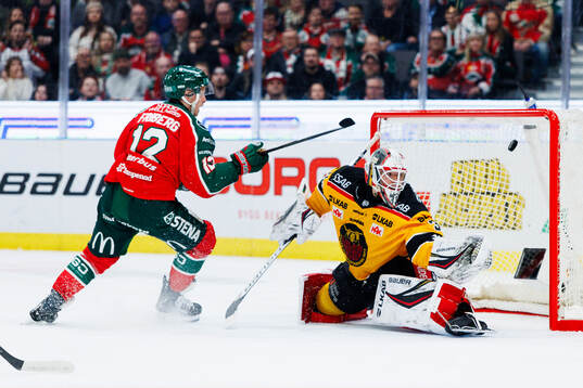 Frölundas Max Friberg gör 1-0 bakom Luleås målvakt