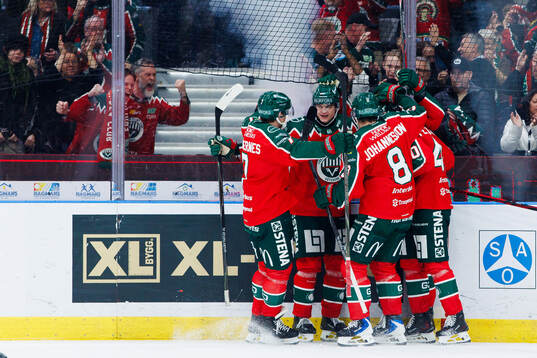 Frölundas Max Friberg jublar med lagkamrater