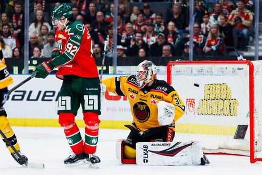 Frölundas Filip Cederqvist gör 2-0 bakom Luleås målvakt