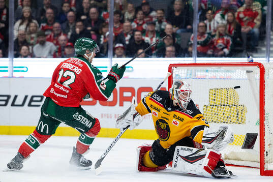 Frölundas Max Friberg gör 1-0 på Luleås målvakt