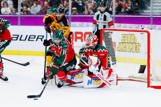 Frölundas Max Lindholm och målvakt Tobias Normann och