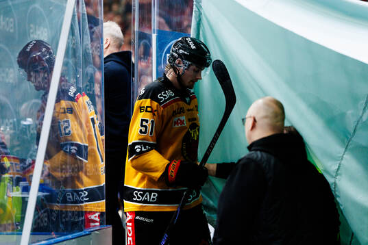 Luleås Markus Nurmi lämnar isen