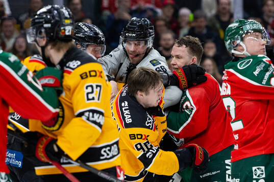 Frölundas Tom Nilsson i fight med Luleås Pontus Andreasson