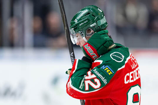 Frölundas Filip Cederqvist lämnar isen