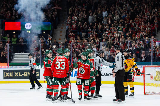 Frölundas Arttu Ruotsalainen jublar med lagkamrater