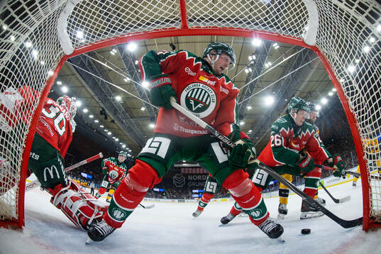 Frölundas målvakt Tobias Normann, Max Lindholm och Isac