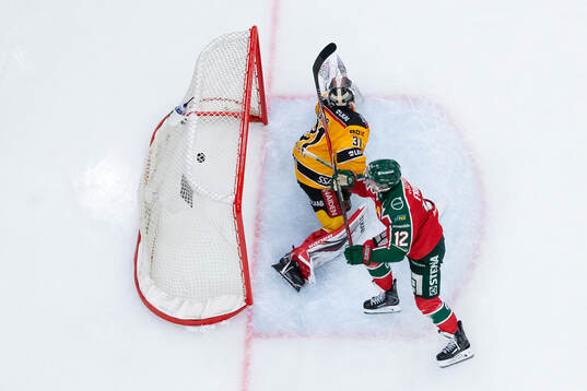 Frölundas Max Friberg gör 1-0 på Luleås målvakt