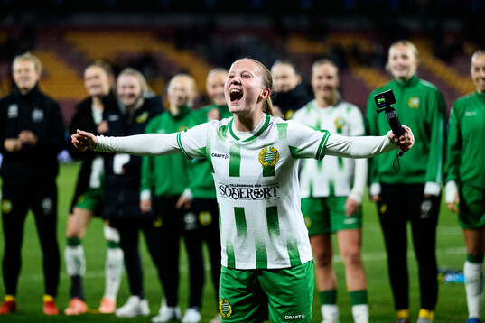 Fanny Peterson of Hammarby celebrates