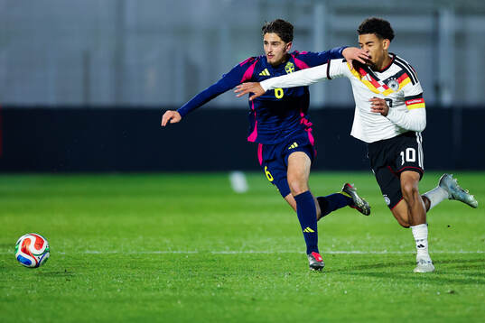 Adrian Lahdo of Sweden and Francis Onyeka of Germany