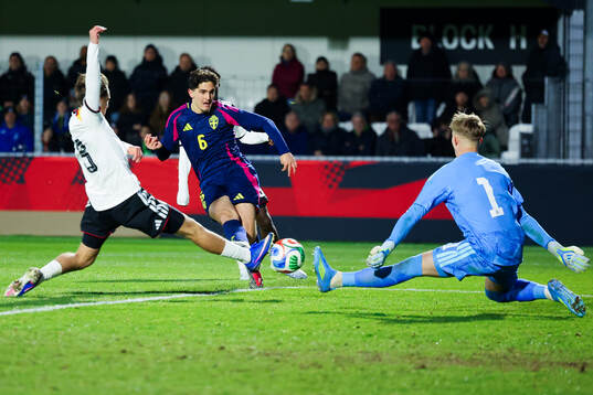 Bläddra bland fler bilder av Football, UEFA Under-19 Qualifier, Germany - Sweden