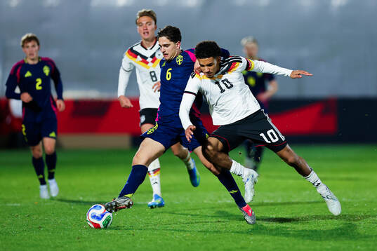 Adrian Lahdo of Sweden and Francis Onyeka of Germany