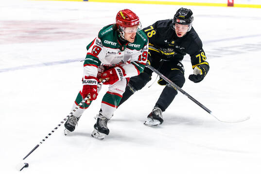 Modos Tyler Kelleher och AIKs Oliver Johansson