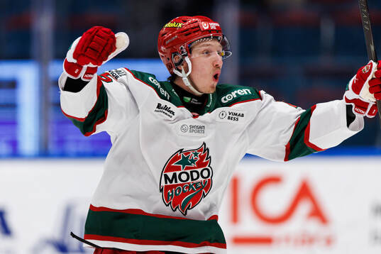 Modos Carl Mattsson jublar