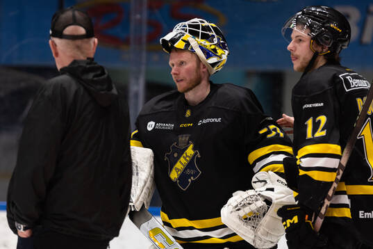AIKs målvakt Jonas Gunnarsson och Scott Pooley
