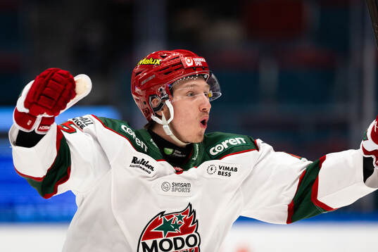 Modos Carl Mattsson jublar