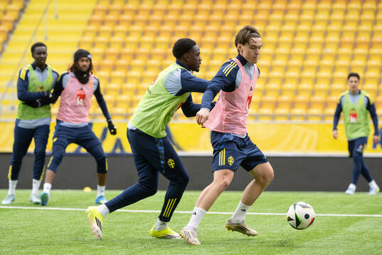 Genesis Antwi and Oscar Sjöstrand of Sweden's U21 national