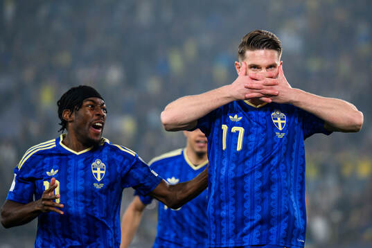 Anthony Elanga and Viktor Gyökeres of Sweden celebrate