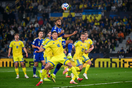 Vitaliy Mykolenko of Ukraine and Isak Hien of Sweden