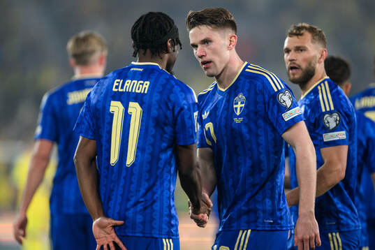 Anthony Elanga and Viktor Gyökeres of Sweden celebrate